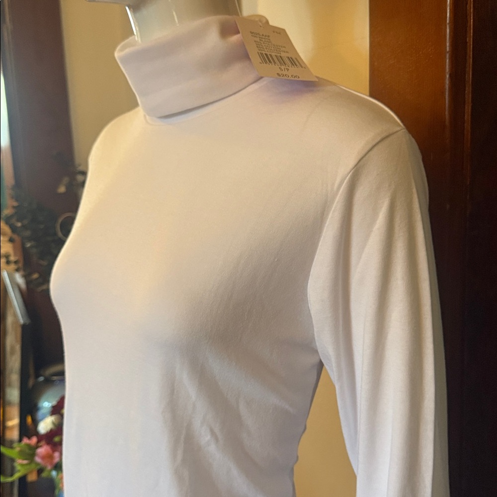 NWT Tabi size small Elegant White Turtleneck Top